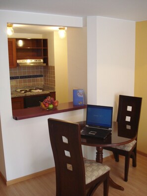 Single Apartment | Essbereich im Zimmer