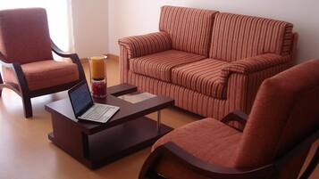 Double Apartment | Área de sala de estar | Televisión