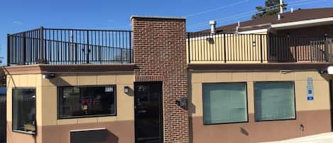 Bagian depan properti - sore/malam