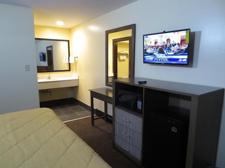 Desk, free WiFi, bed sheets, wheelchair access. Brick Motor Inn
