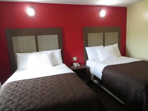 Escritorio, wifi gratis, ropa de cama y acceso para silla de ruedas