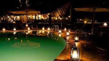 Piscina all'aperto, lettini