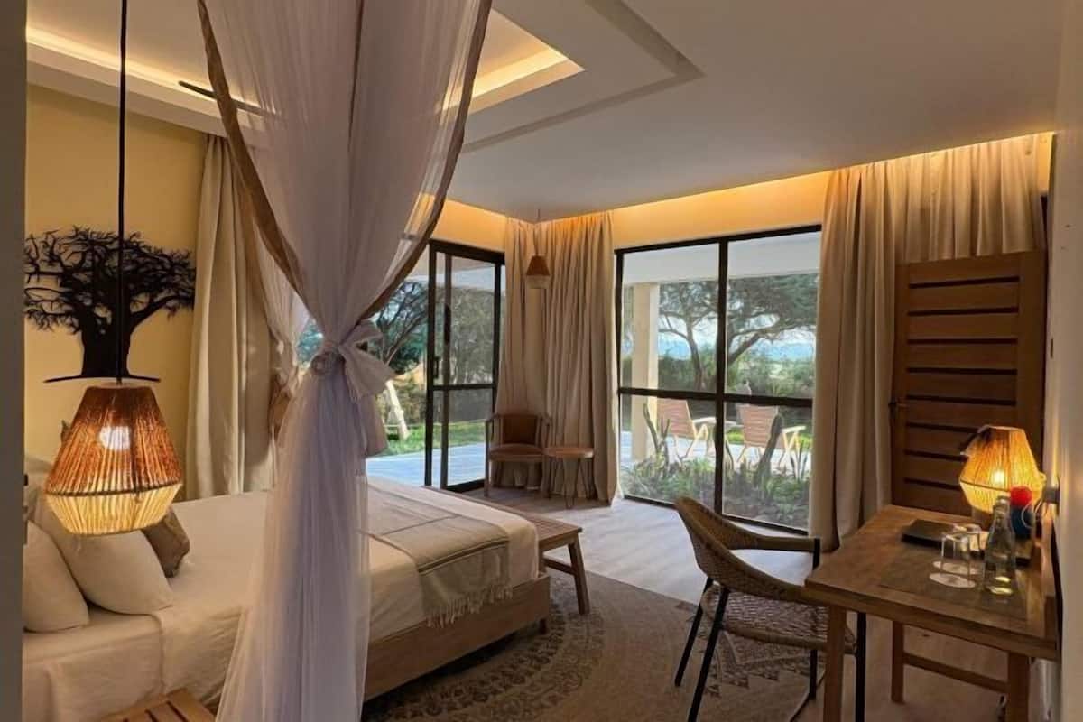 1 bedroom, premium bedding, in-room safe, desk