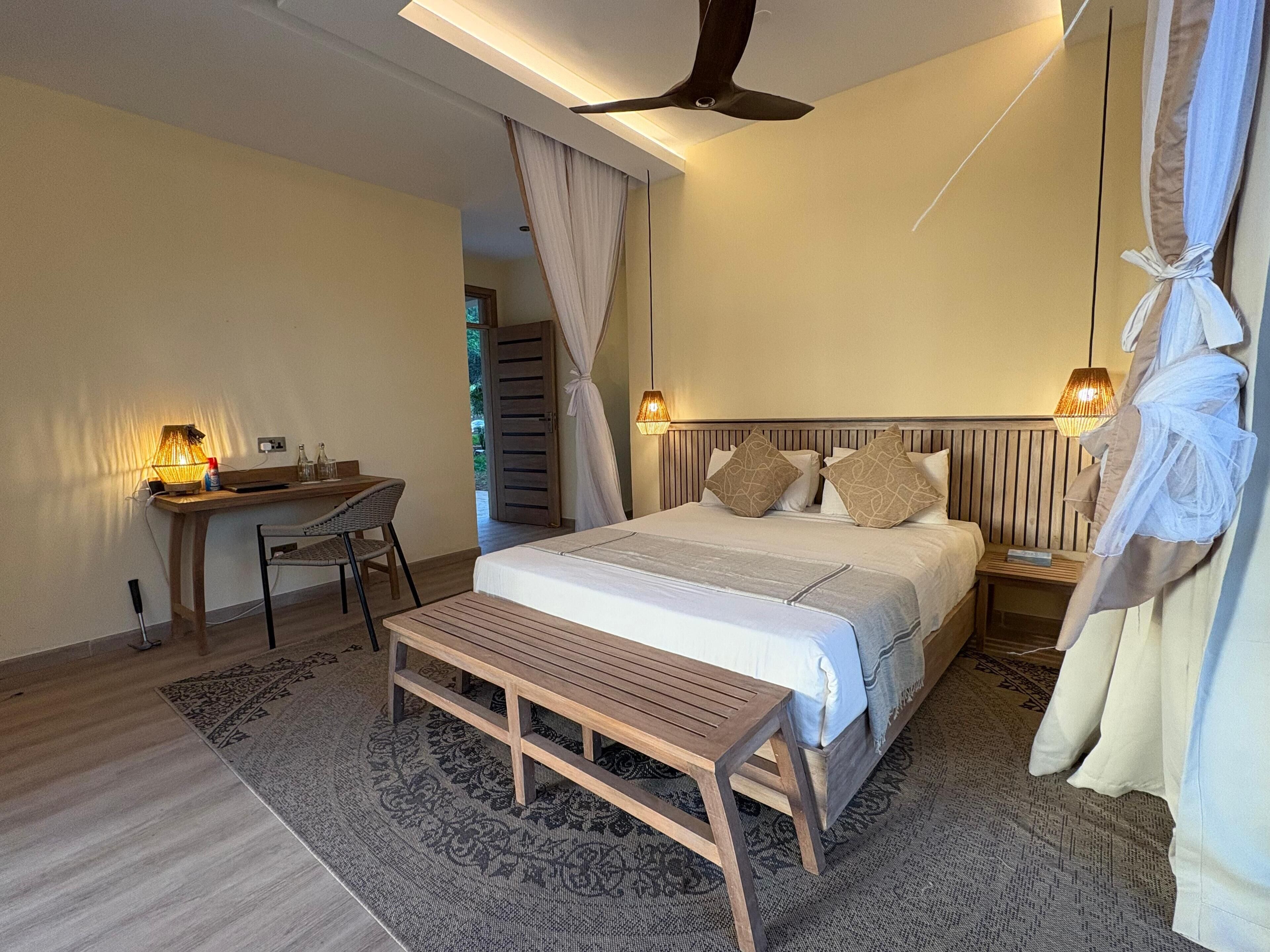 Ropa de cama de alta calidad, caja fuerte, escritorio