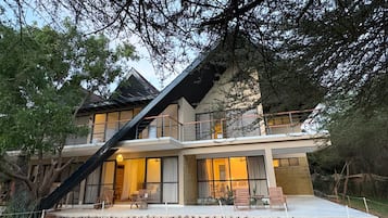 Premium bedding, in-room safe, desk