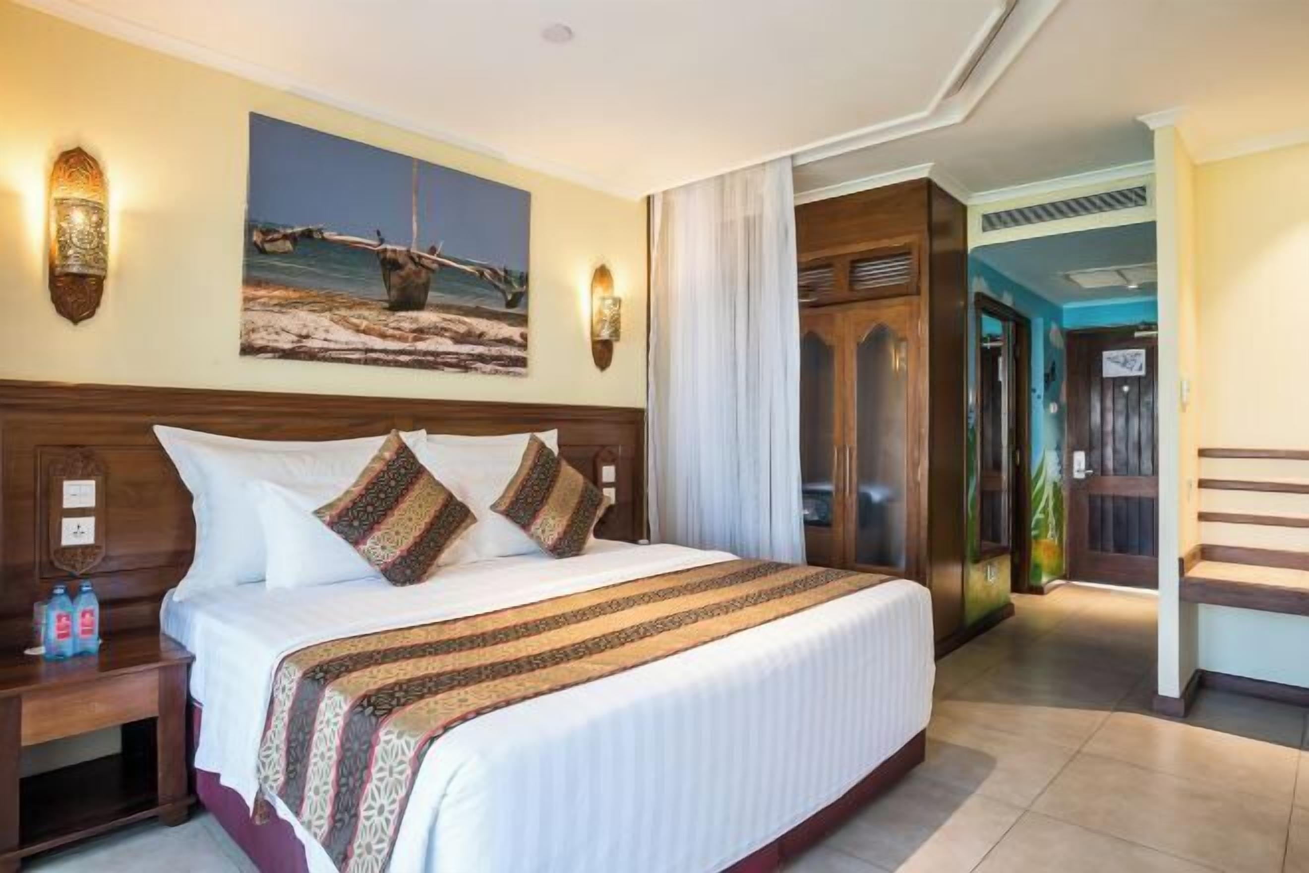 Egyptian cotton sheets, premium bedding, in-room safe, desk