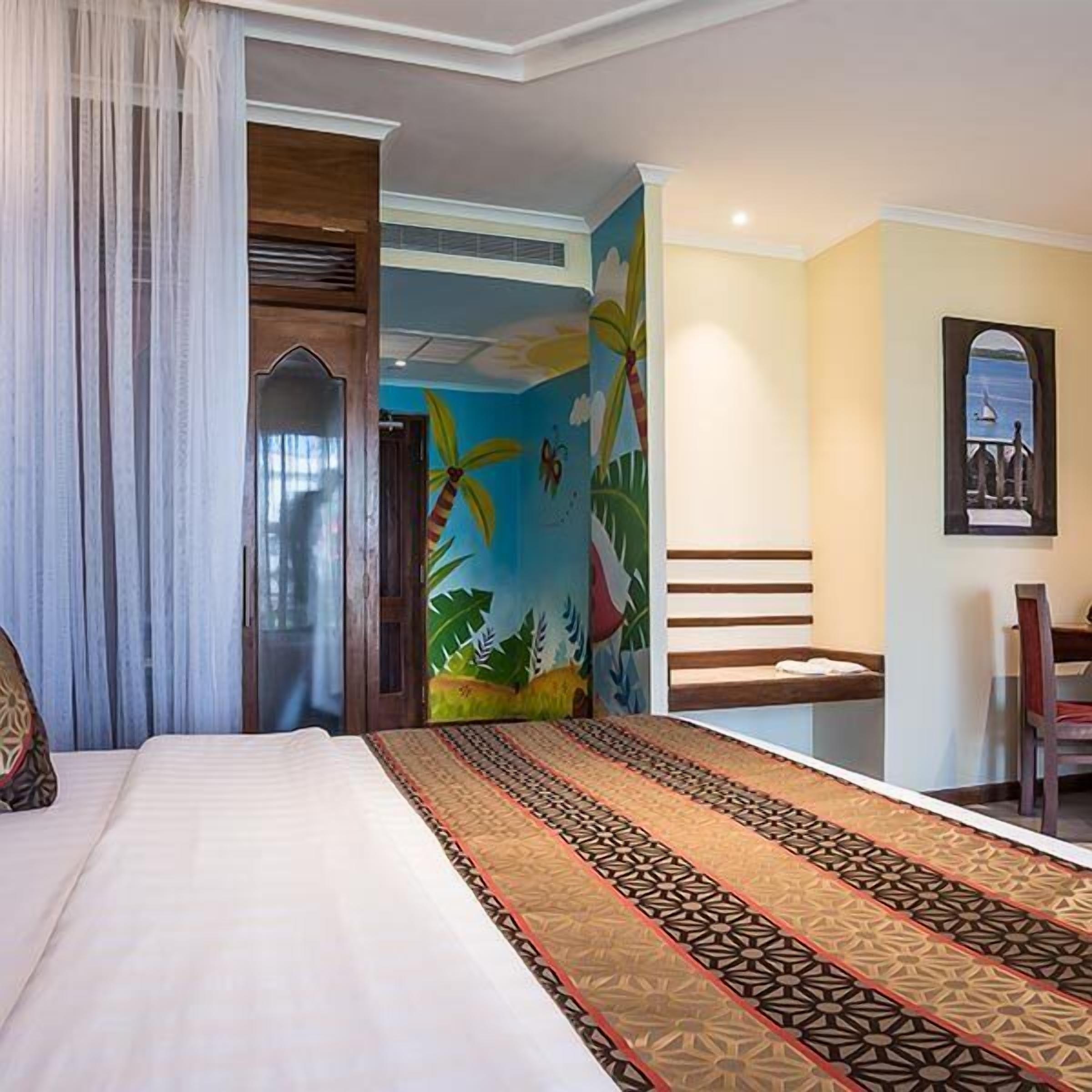 Egyptian cotton sheets, premium bedding, in-room safe, desk