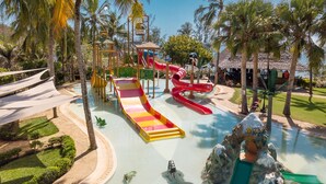 Parque aquático com várias escorregas e área de piscina.