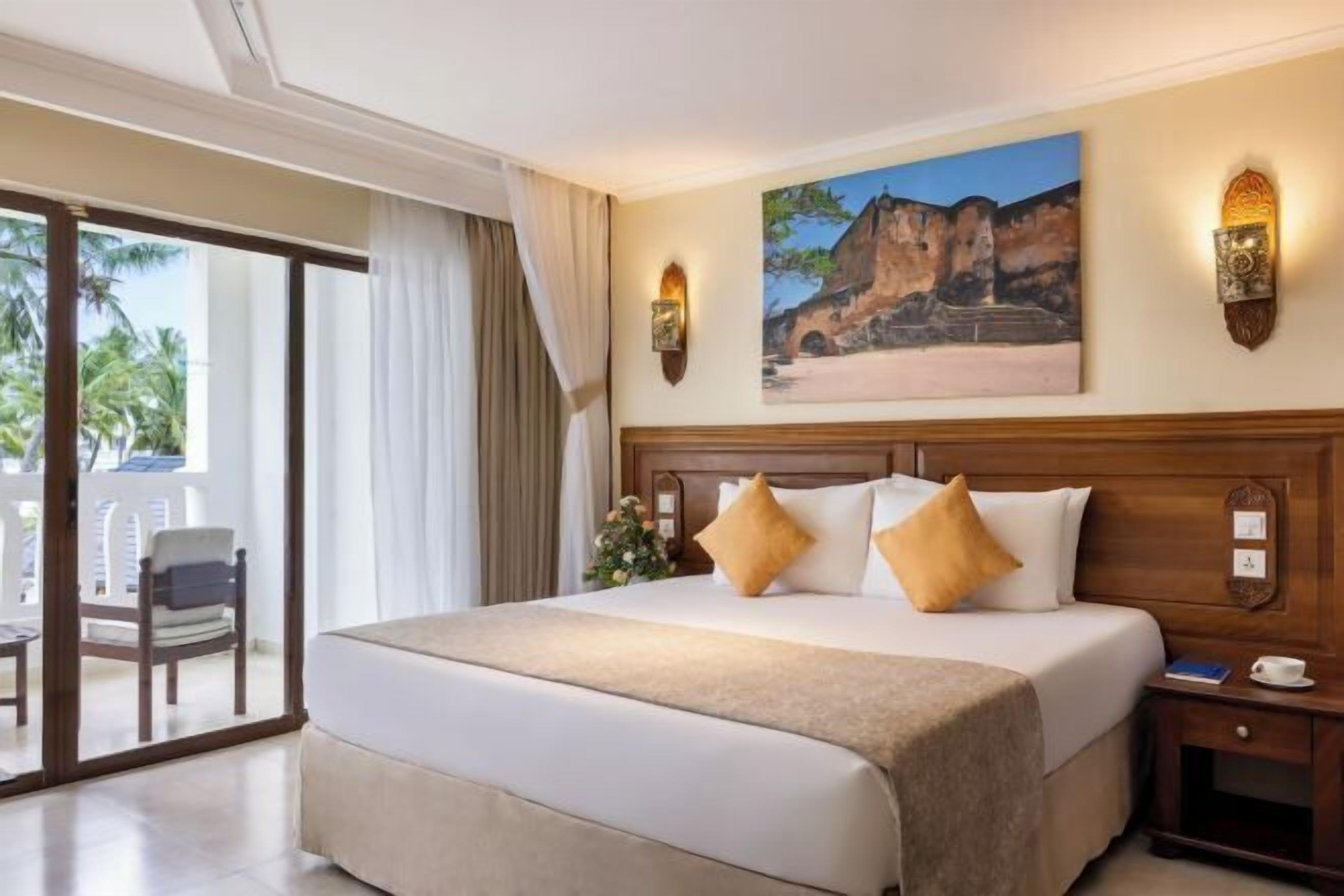 Egyptian cotton sheets, premium bedding, in-room safe, desk