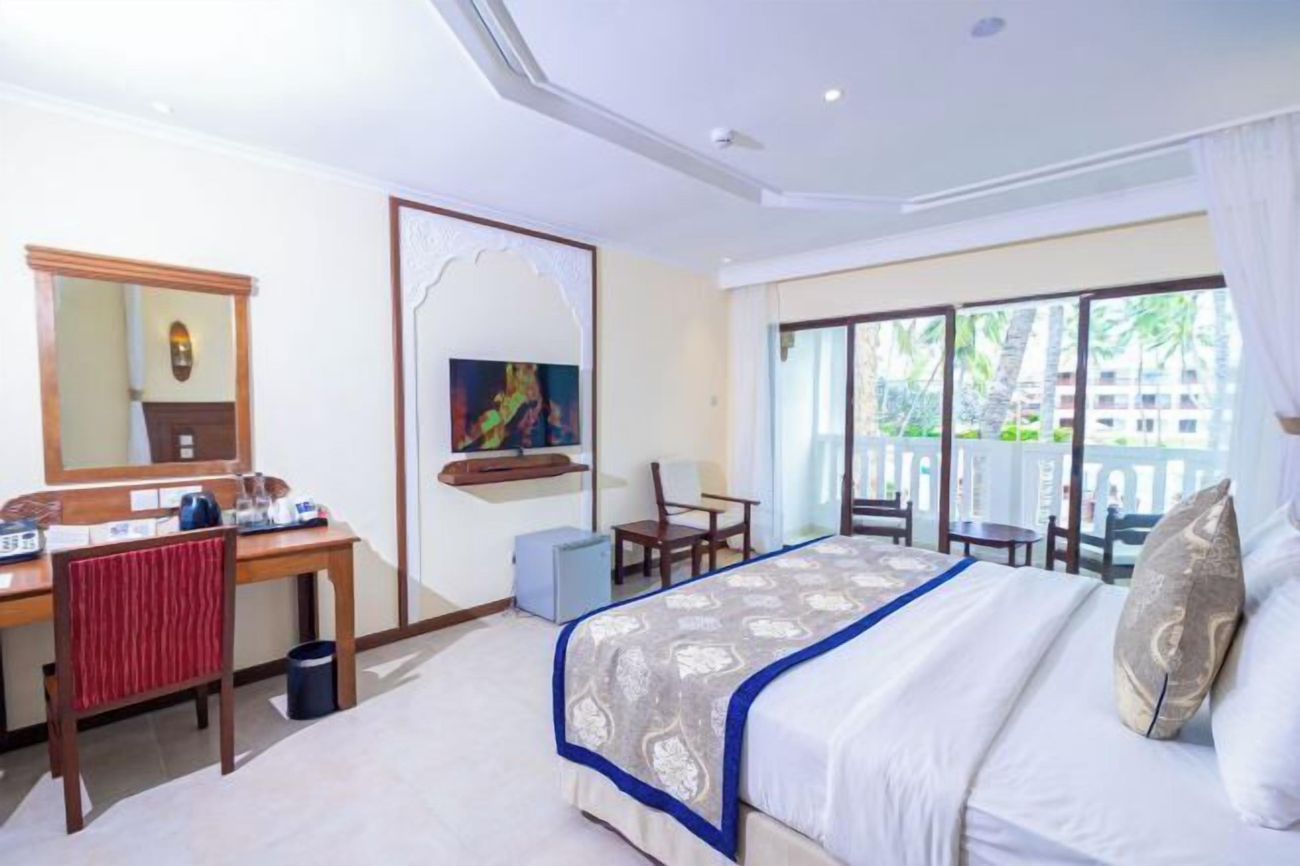 Egyptian cotton sheets, premium bedding, in-room safe, desk