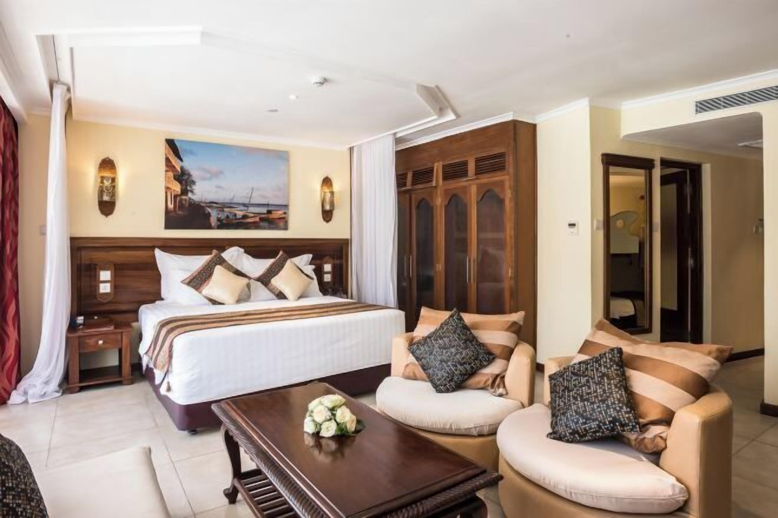 Egyptian cotton sheets, premium bedding, in-room safe, desk
