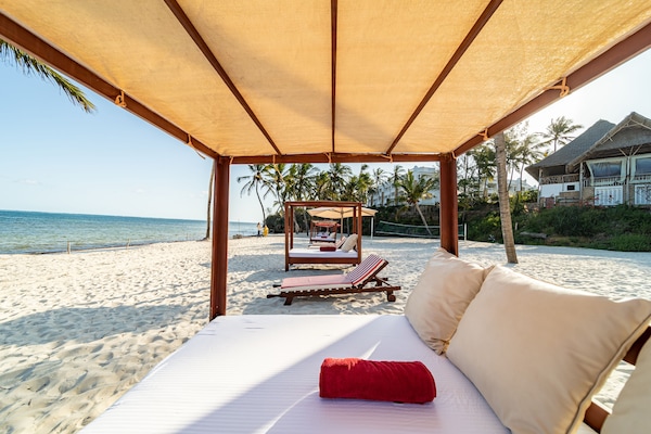 Privatstrand, Liegestühle, Sonnenschirme, Strandtücher