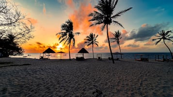 Platja privada, gandules de platja i para-sols per a la platja