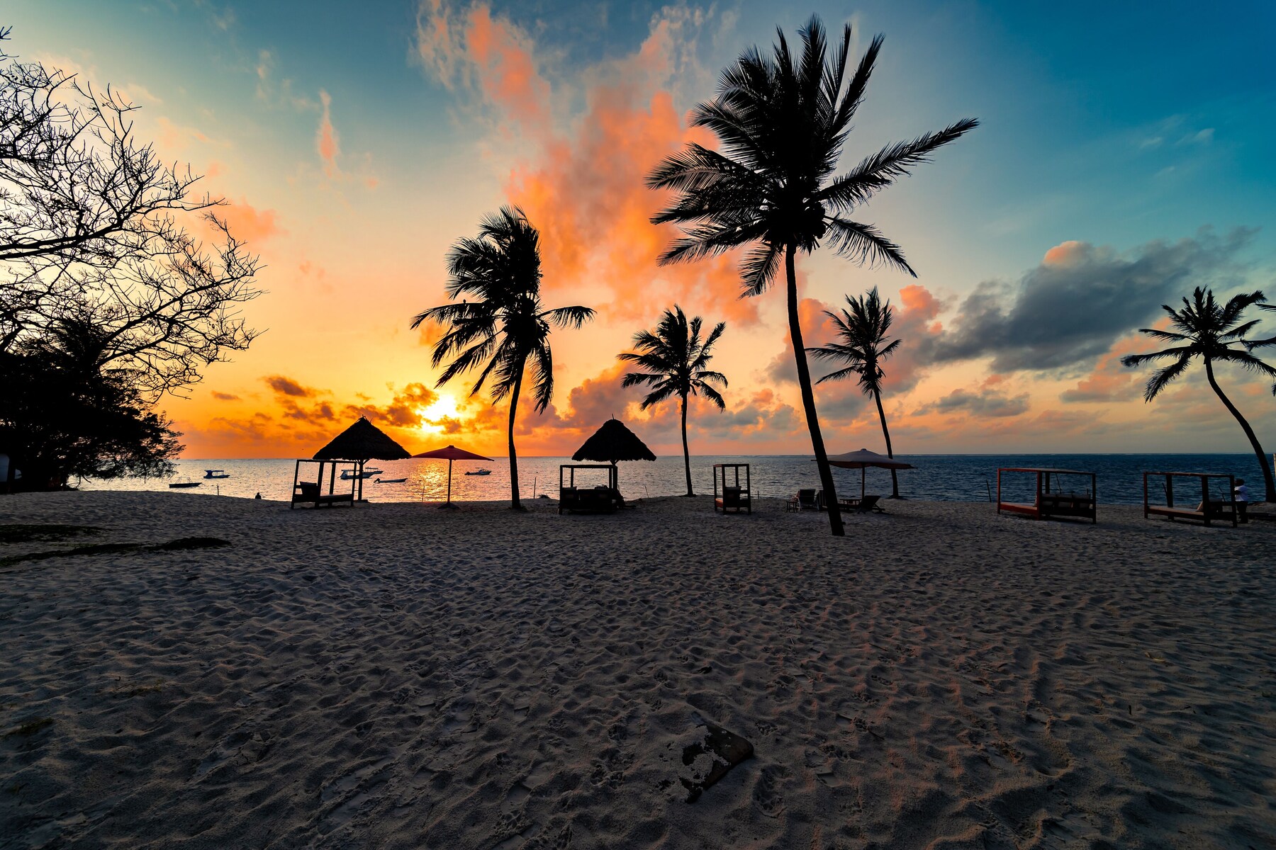 Private beach, sun loungers, beach umbrellas, beach towels