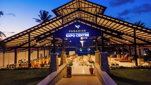 Un espacio al aire libre techado con un letrero que dice 'Paradise Expo Centre'.