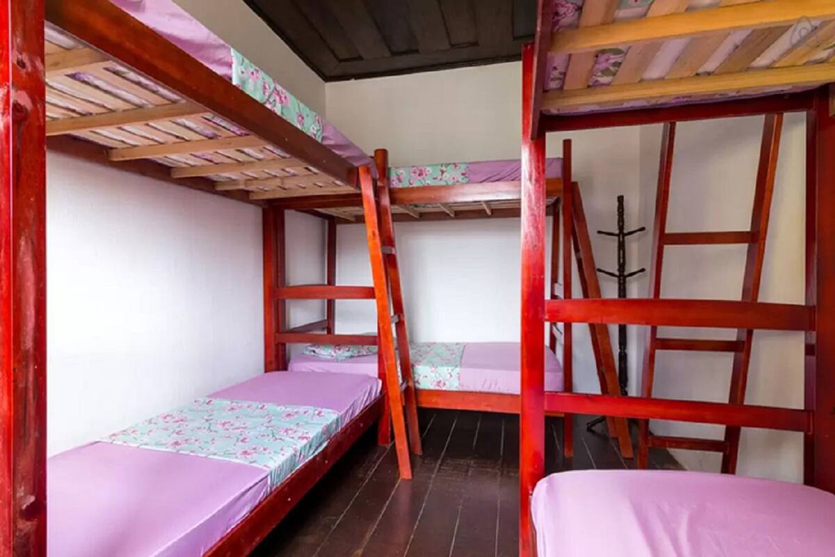 Dormitorio compartido | Caja fuerte, decoración individual, cortinas opacas