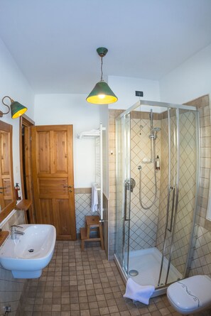 Ducha, artículos de higiene personal gratuitos, secador de pelo y bidé