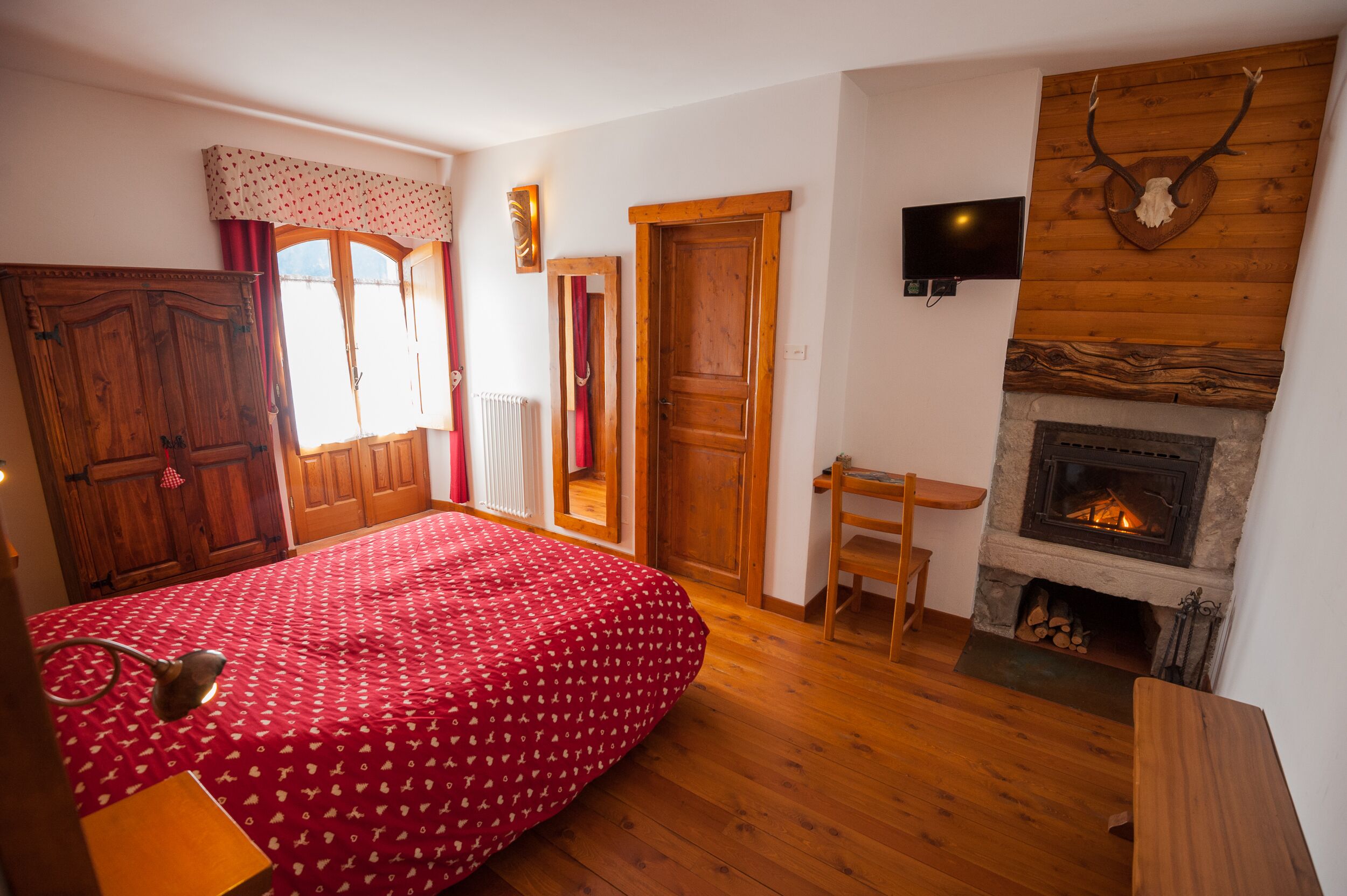 Double Room | Desk, cribs/infant beds, free WiFi, bed sheets