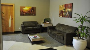 A living room with two sofas, a coffee table, and a potted plant. - Bergson Flat (Caxias do Sul)