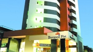 A tall building with a flat facade, featuring a prominent 'Bergson Flat' sign at the ground level. - Bergson Flat (Caxias do Sul)