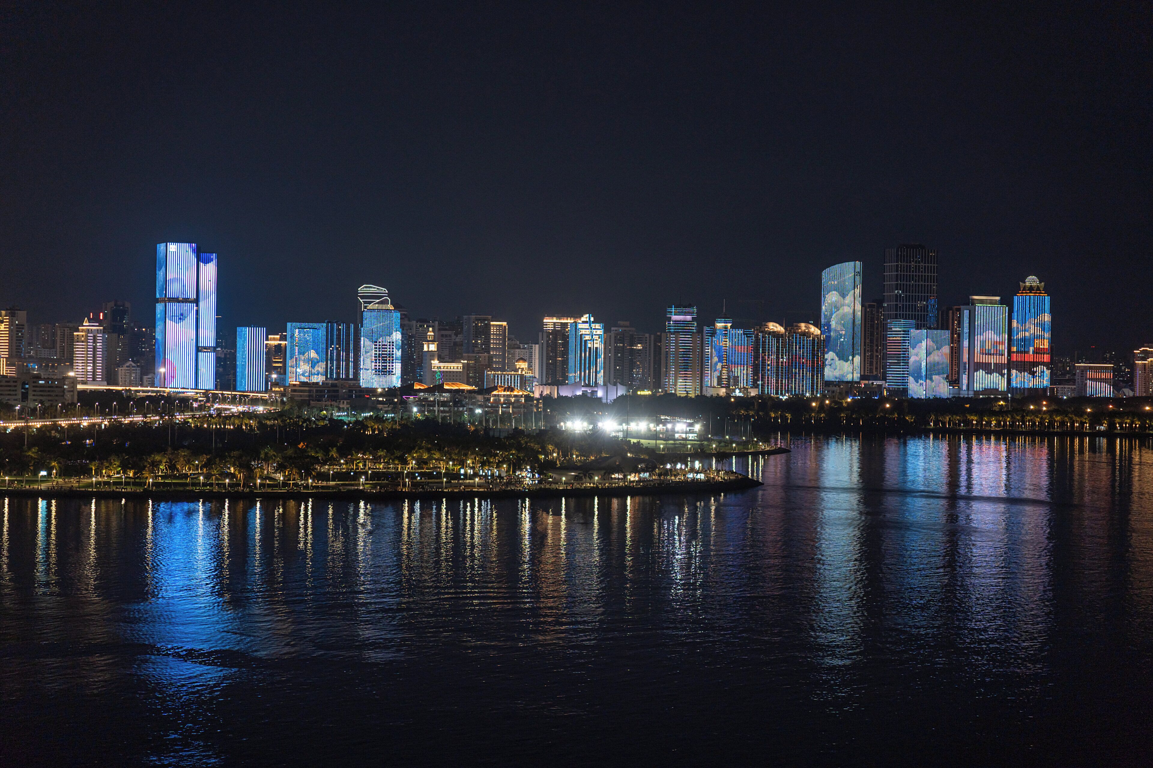 Minibar, caja de seguridad en la habitación y escritorio 