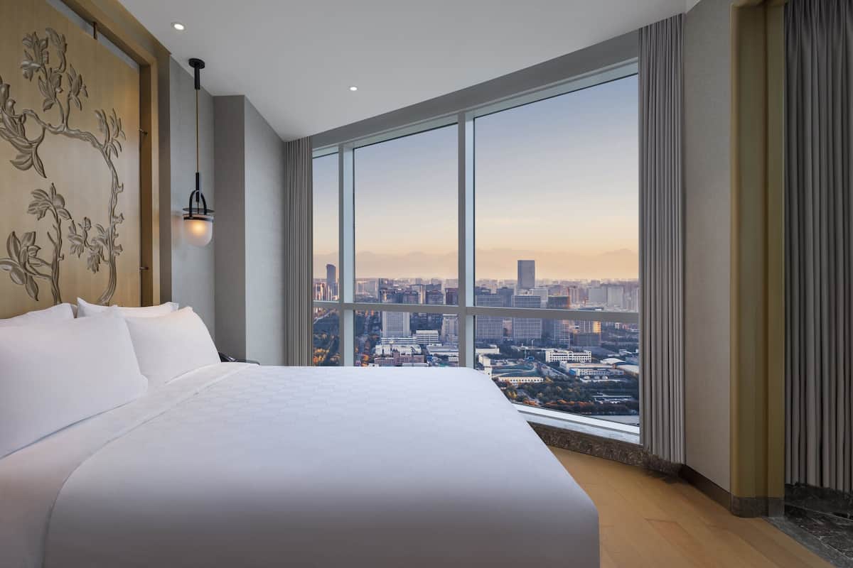 Minibar, caja de seguridad en la habitación y escritorio