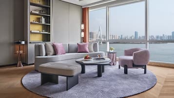 Suite, 1 habitación, vista al mar | Minibar, caja de seguridad en la habitación y escritorio