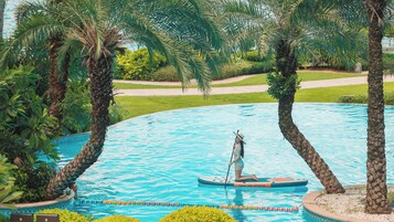 2 piscinas externas, funciona das 7h às 10h, espreguiçadeiras
