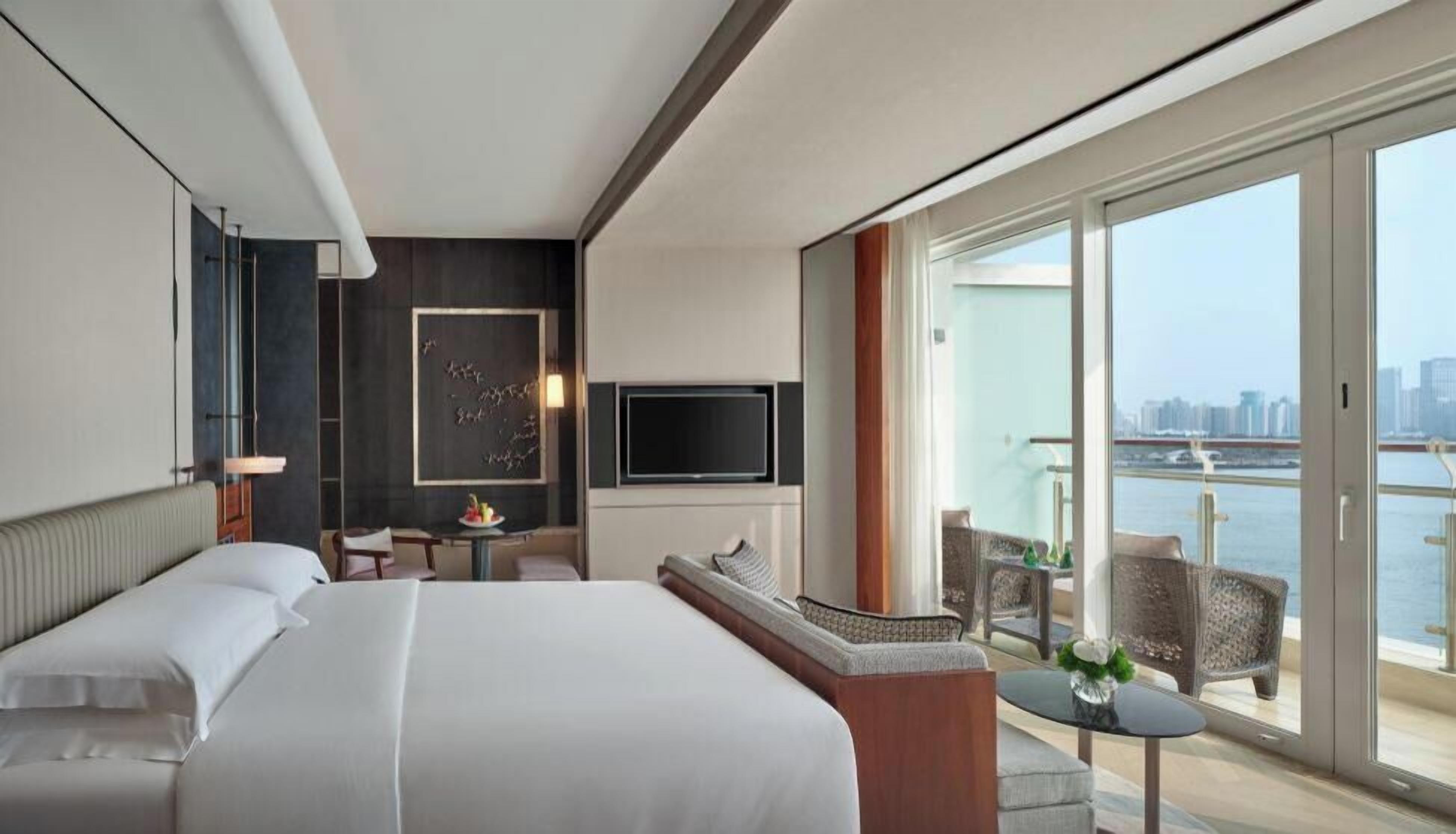 1 King Premium Sea View Lounge Access