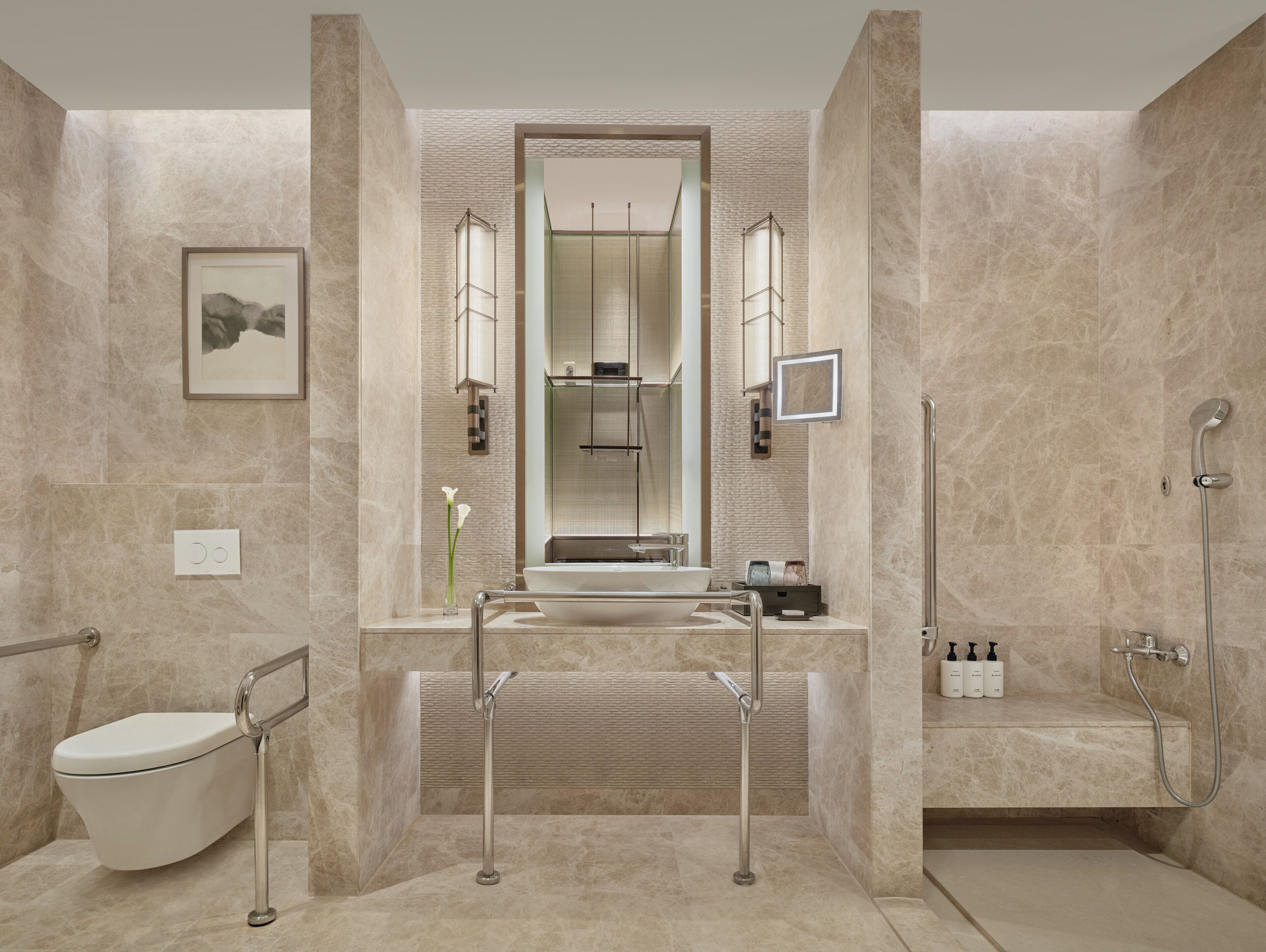 Un baño moderno con inodoro, lavamanos y ducha.