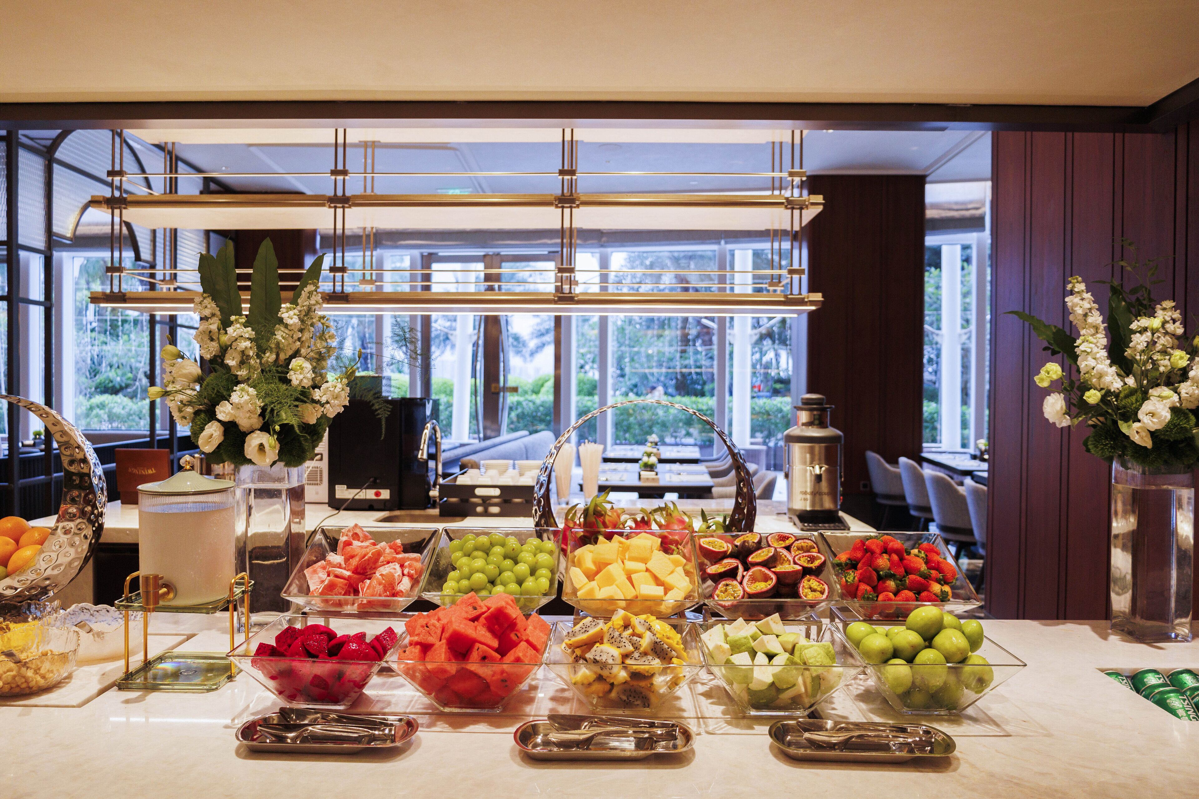 4 restaurants; breakfast, lunch, dinner and brunch served 