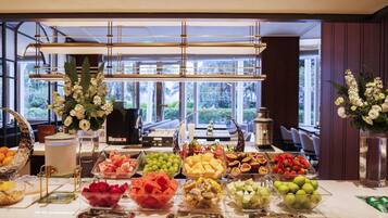 4 restaurants; breakfast, lunch, dinner and brunch served