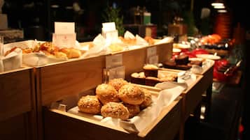 Daily buffet breakfast (CNY 198 per person)