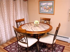 Chambre Standard, 1 grand lit | Repas dans la chambre
