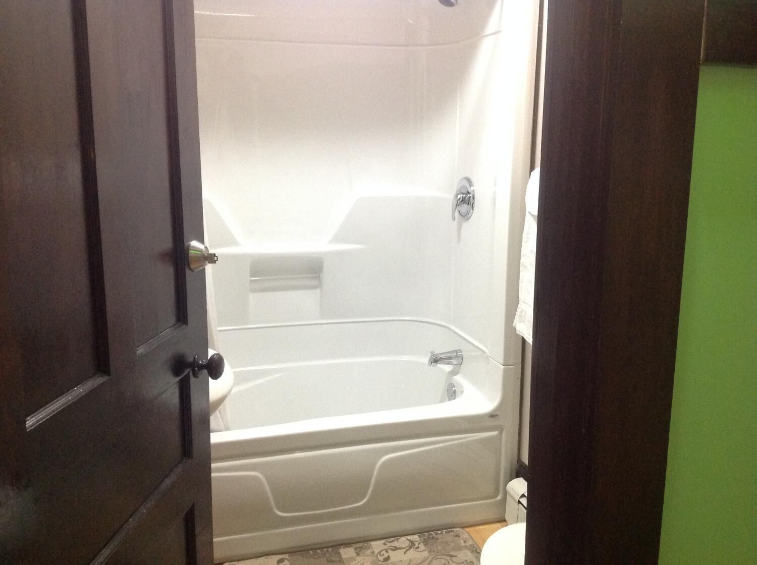 Combined shower/bathtub, hair dryer, towels