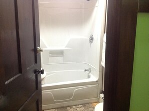 Bañera con ducha, secador de pelo, toallas