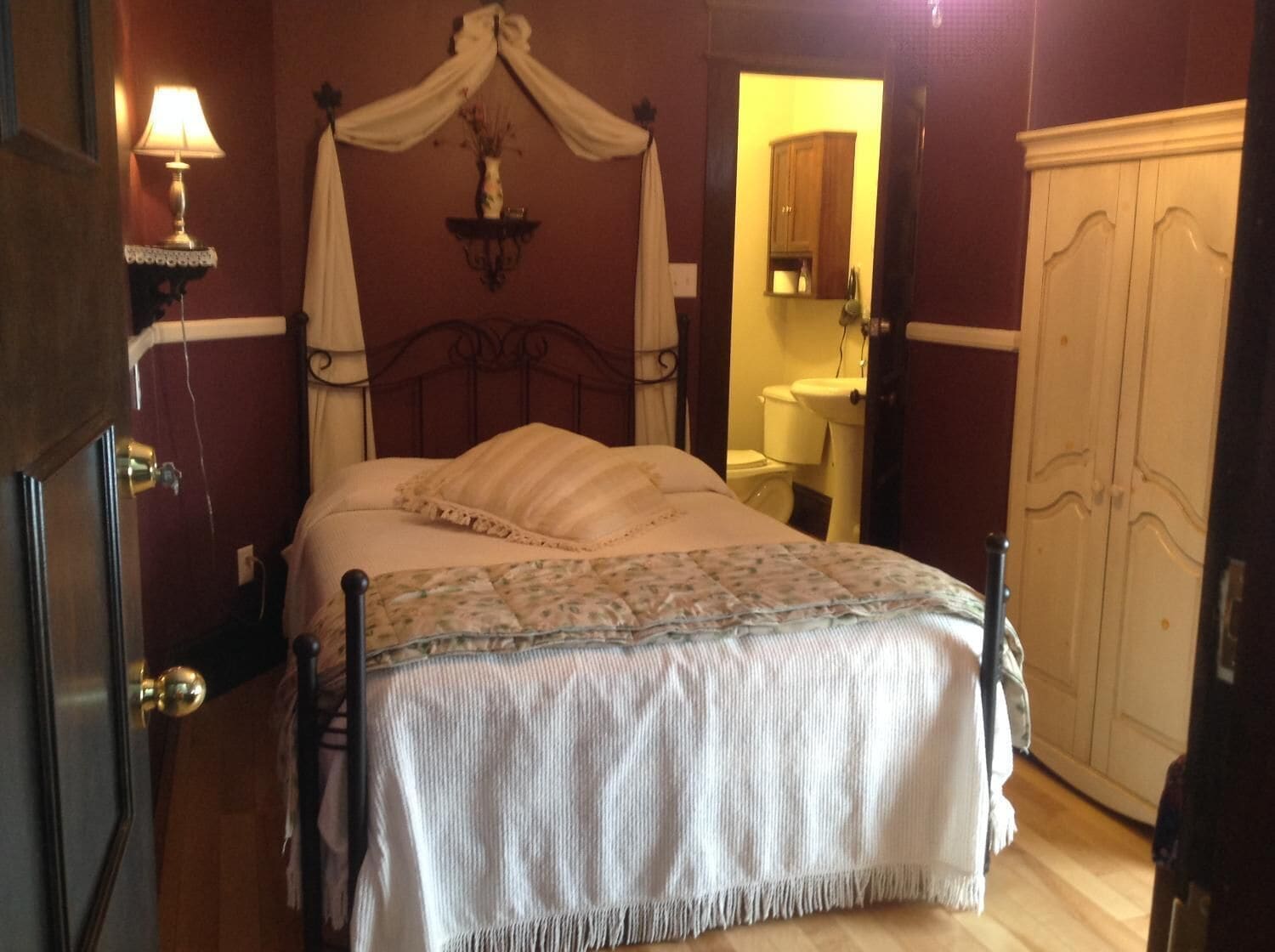 Tabla de planchar con plancha, wifi gratis, ropa de cama