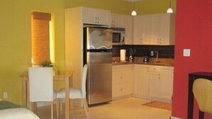 Villa, 1 Queen Bed | Private kitchen