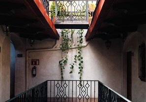 35 インチのテレビ (ケーブル放送視聴可)