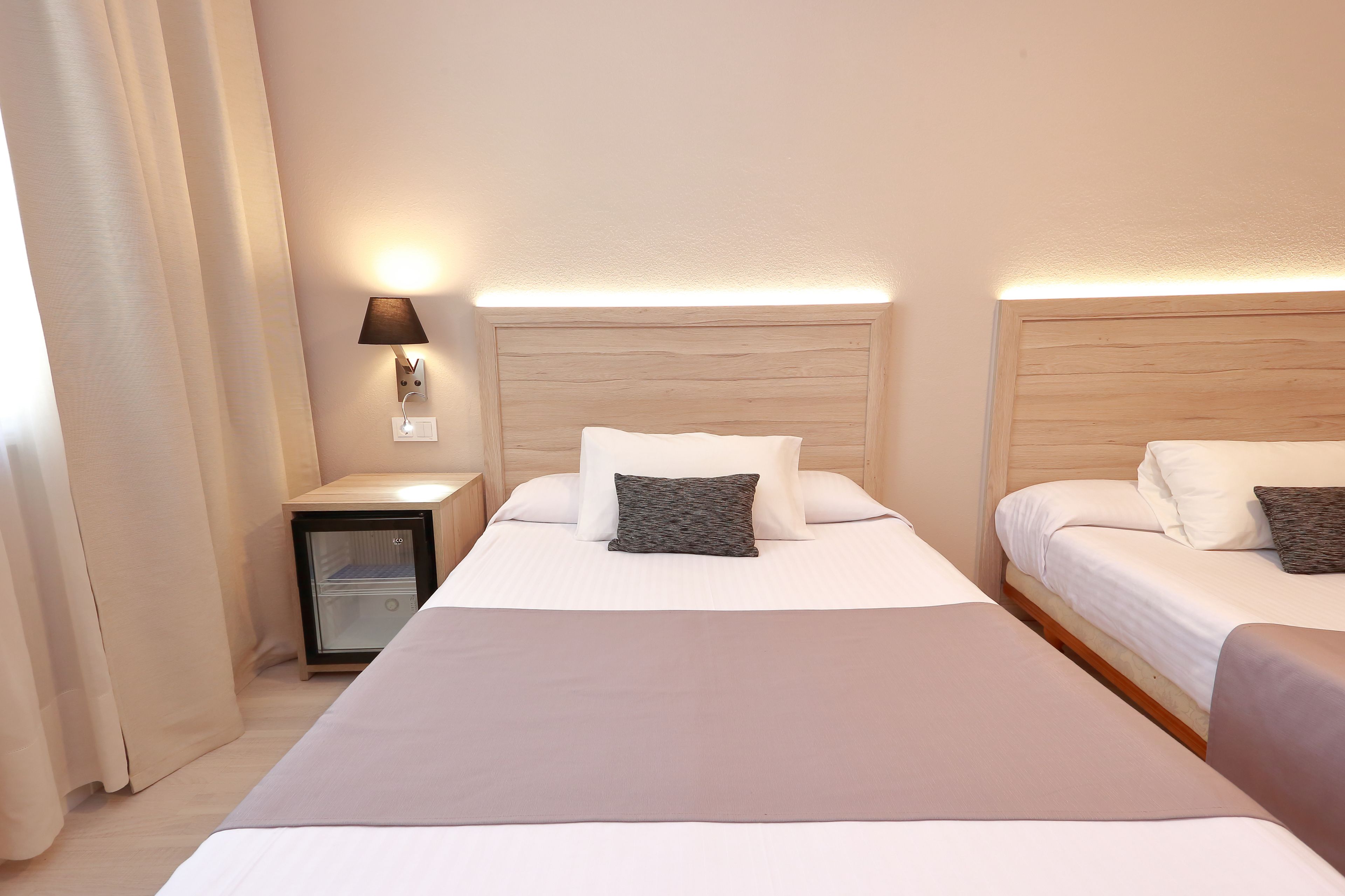 twin room | desk, blackout curtains, free cots/infant beds, rollaway beds