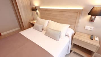 Tweepersoonskamer | Een bureau, verduisterende gordijnen, gratis babybedden, extra bedden