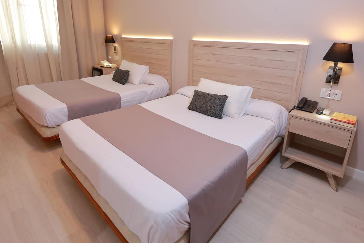 Habitación con 2 camas individuales | Escritorio, cortinas blackout, cunas gratuitas y camas extra