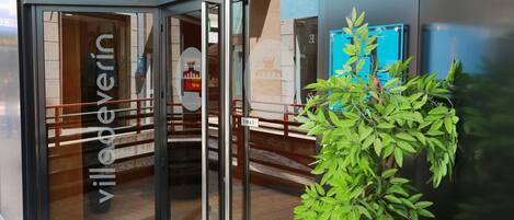 Pintu masuk properti