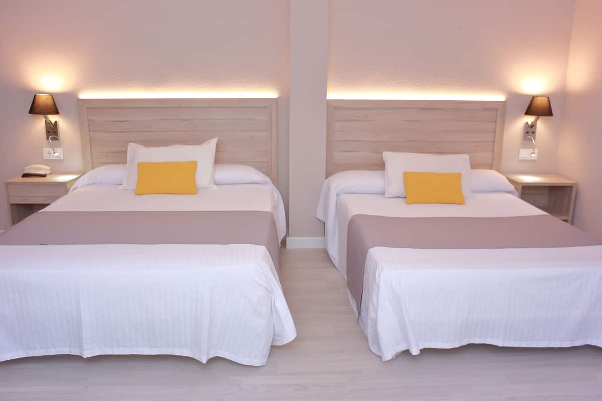 family room | desk, blackout curtains, free cots/infant beds, rollaway beds