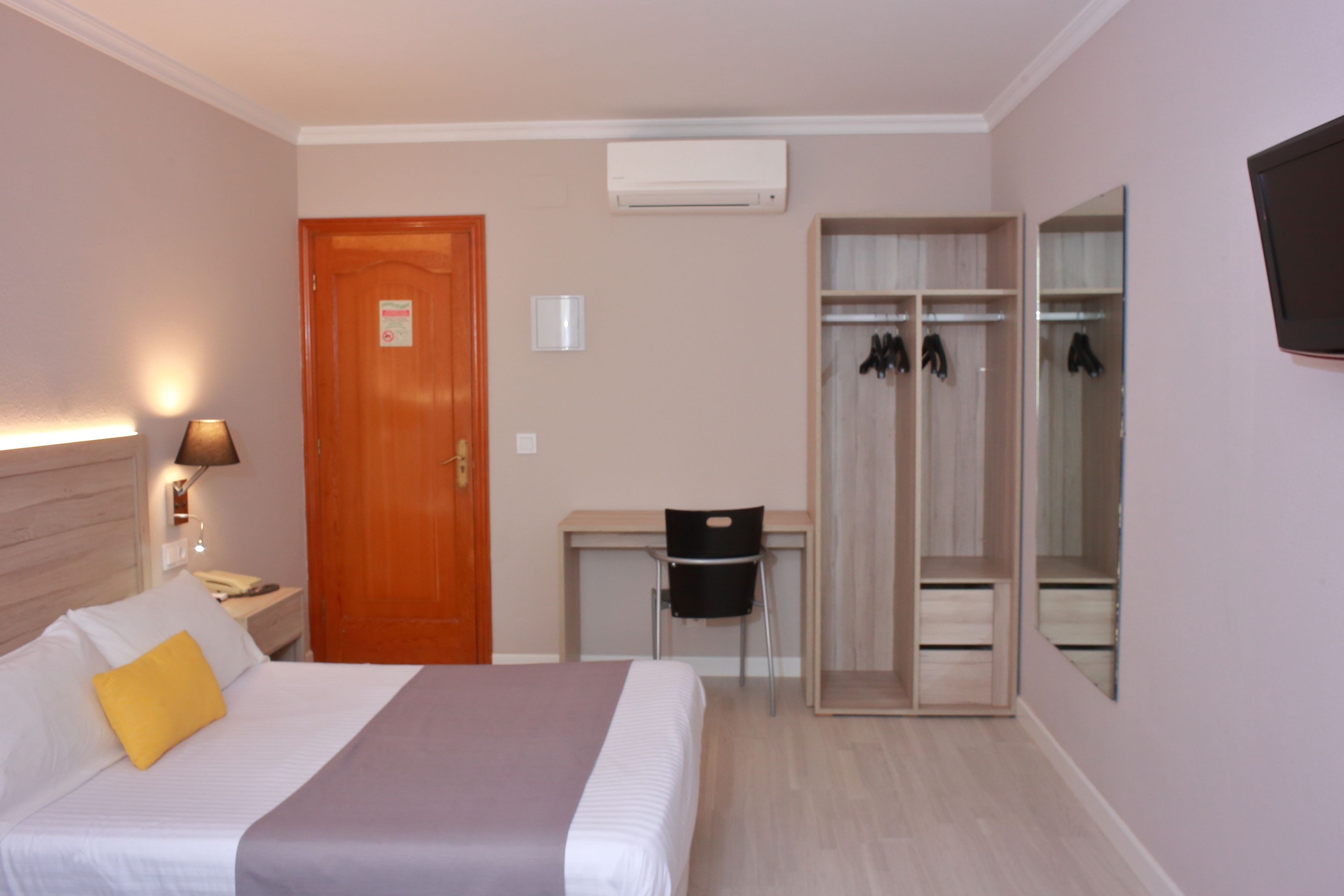 twin room | desk, blackout curtains, free cots/infant beds, rollaway beds