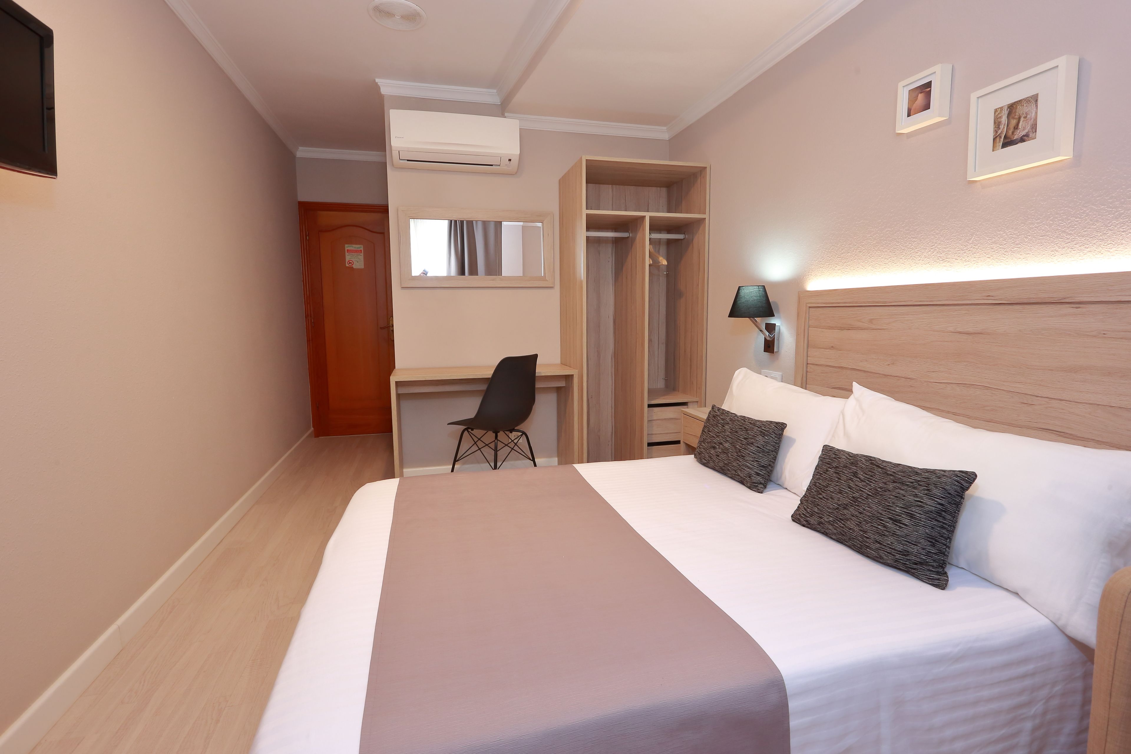 single room | desk, blackout curtains, free cots/infant beds, rollaway beds