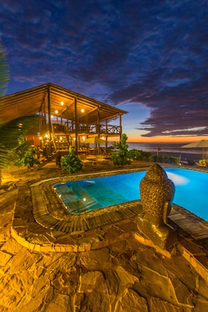 Una piscina al aire libre. Bali Hai Bungalows