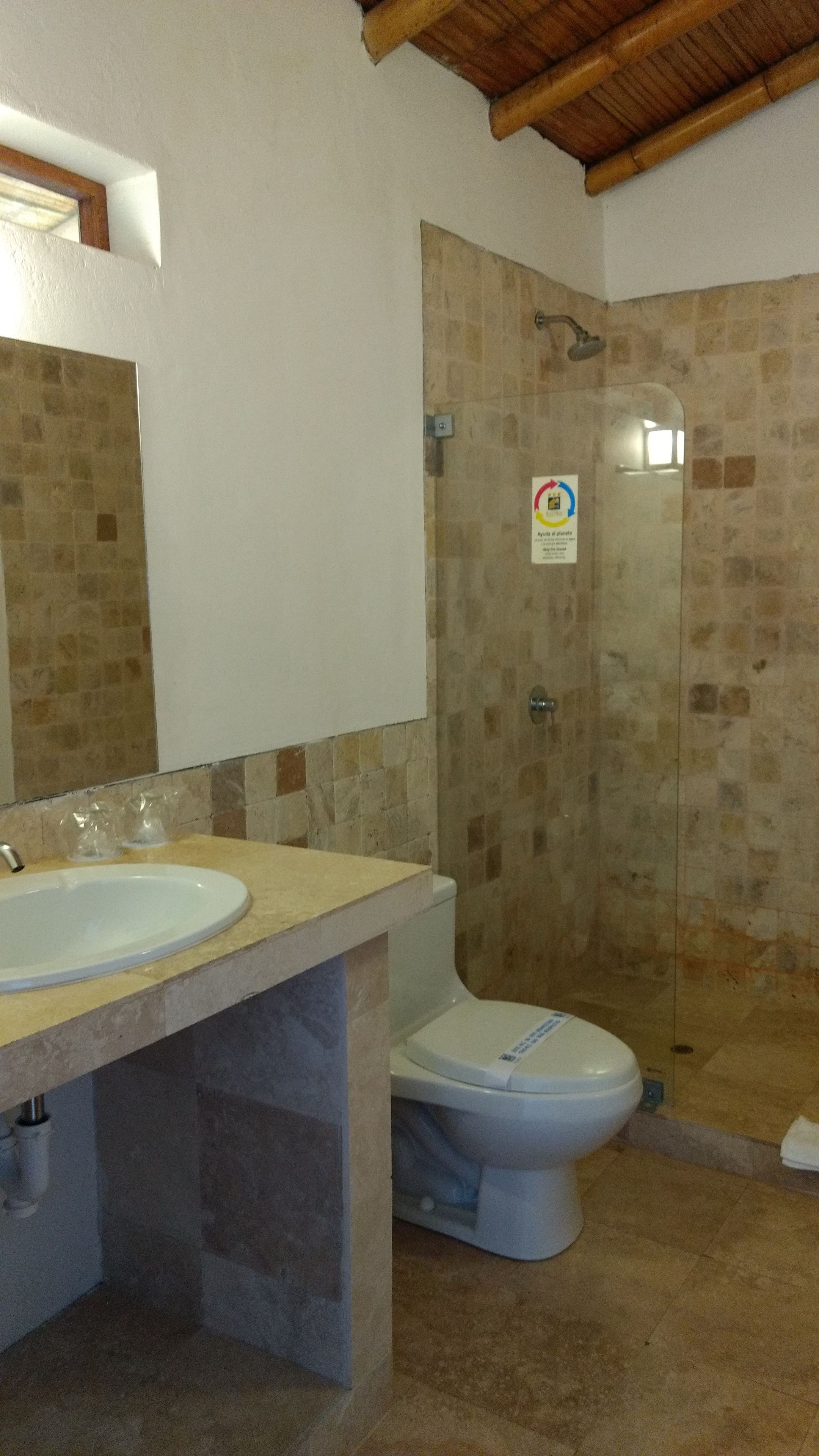 Un baño con lavabo, inodoro y zona de ducha.