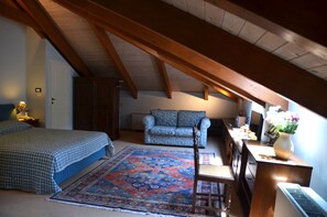 Executive Triple Room, Mountain View | Premium bedding, desk, soundproofing, free cribs/infant beds