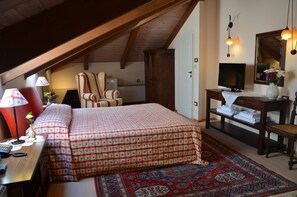 Executive Triple Room, Mountain View | Premium bedding, desk, soundproofing, free cribs/infant beds